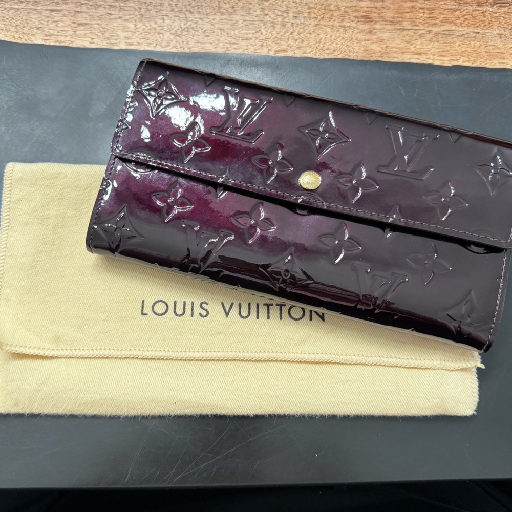 EUC AUTHENTIC LOUIS VUITTON BURGUNDY VERNIS PATENT LEATHER SARAH WALLET